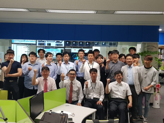 지케스는 새롭게 도입한 '서비스로서 융합모니터링'(MaaS)의 품질 제고와 신뢰 구축을 위해 사내 융합모니터링 발표대회를 정기적으로 열고 있다. 지케스 박영찬 대표(앞줄 왼쪽 두 번째) 등 임직원들이 각오를 다지고 있다.  지케스 제공